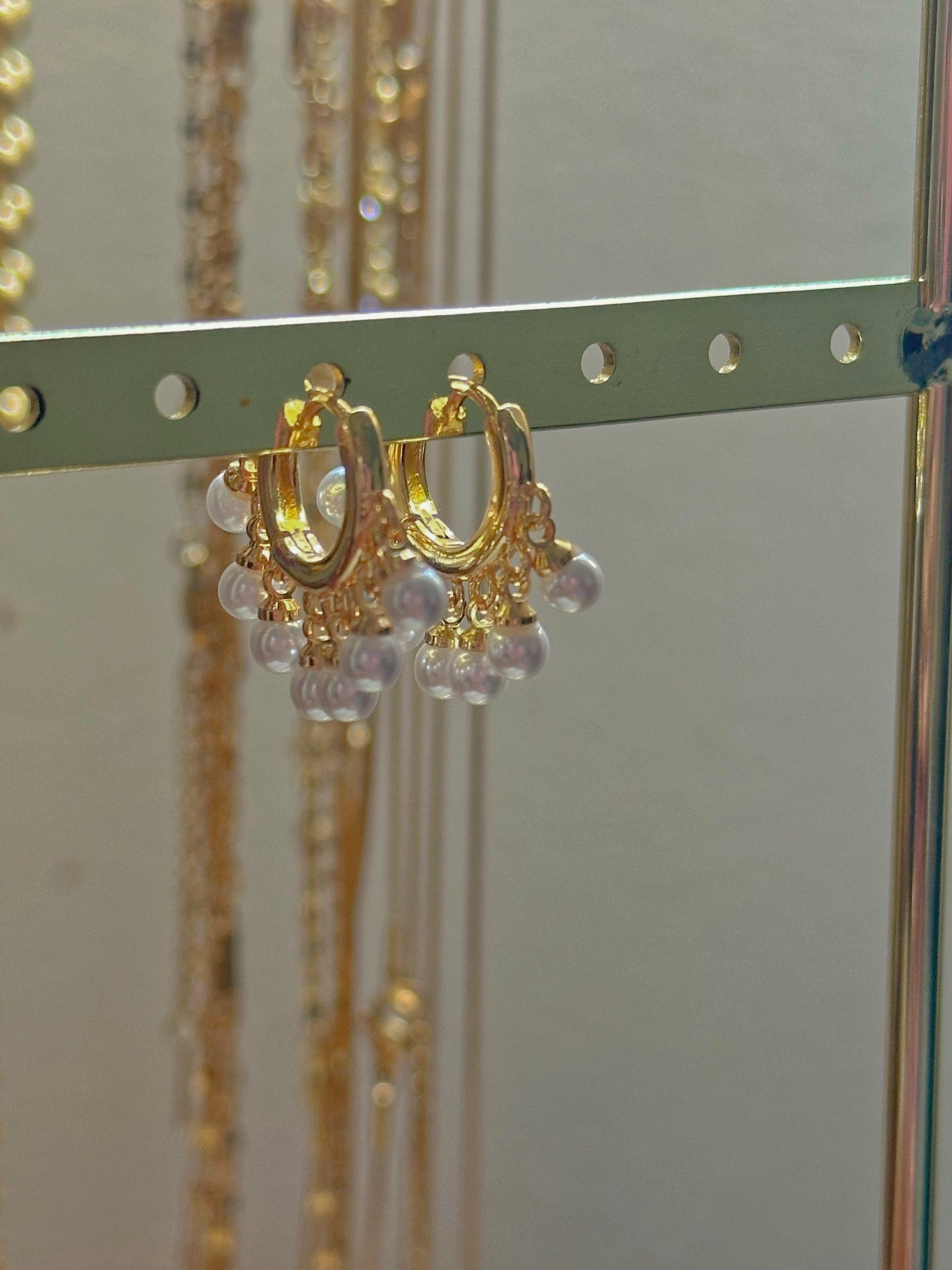 Argollas medianas con lluvias de perlas baño 14K
