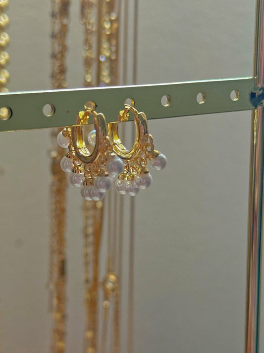 Argollas medianas con lluvias de perlas baño 14K