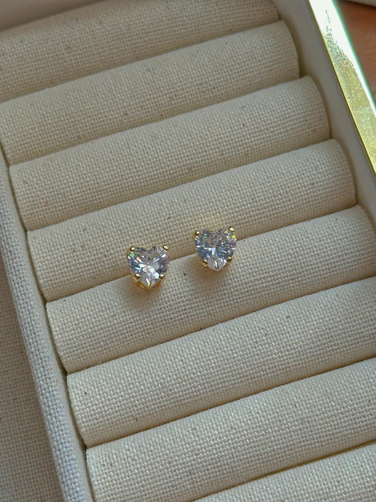 Diamantinos en forma de corazón baño 14K